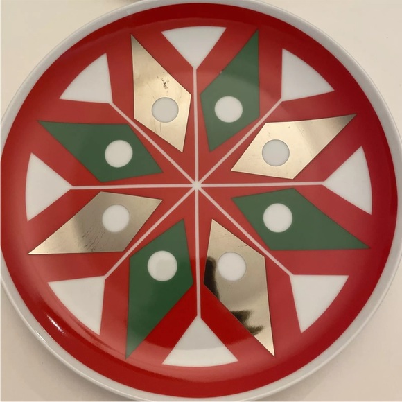 NEIMAN MARCUS Holiday Christmas Plates Set of 4- 9" Please Read - Picture 4 of 11